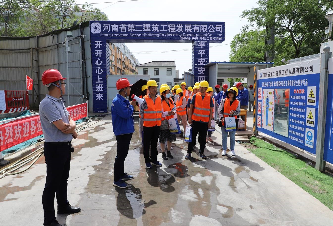 新乡职业技术学院教师到我公司国悦城•荣府1号院项目部现场观摩学习